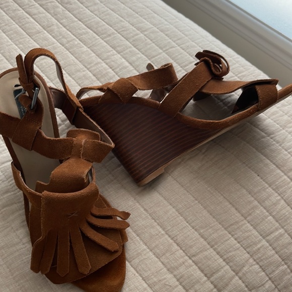 A beautiful suede wedge - Picture 3 of 4